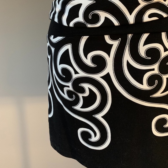 Fitted sleeveless dress with swirl pattern - Picture 3 of 7